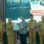 Bupati Demak, Eisti’anah, Serahkan Penghargaan Kementrian LH Kepada Sekolah Peraih Adiwiyata Nasional 2025 1767757258SKOLAH